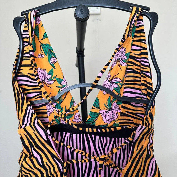Maaji Fierce Flow One apiece Swimsuit NWOT Size M $154 - Picture 14 of 15